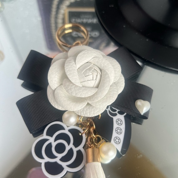 Camellia flower NWT Black and White Floral with tassel Key Holder or bag charm - Picture 7 of 7
